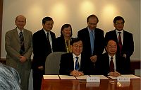 Prof. Henry Wong (right, front row), Pro-Vice-Chancellor of the Chinese University of Hong Kong and Prof. Xu Ningsheng (left, front row), Vice President of Sun Yat-sen University sign the Memorandum of Understanding concerning the University Grants Committee Areas of Excellence Scheme Project entitled “The Historical Anthropology of Chinese Society